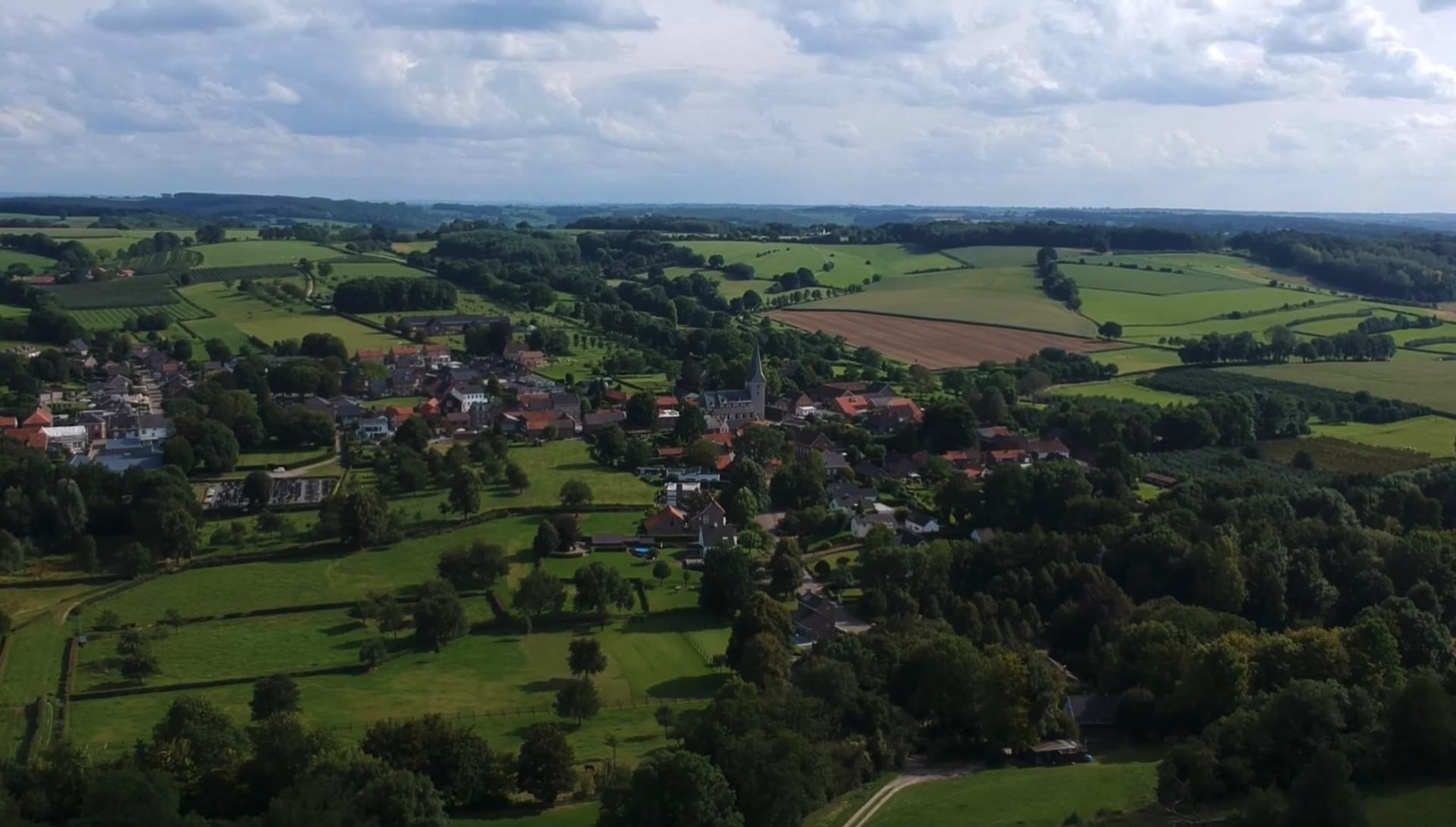 Limburgs dorp in het heuvelland, gezien vanuit de lucht